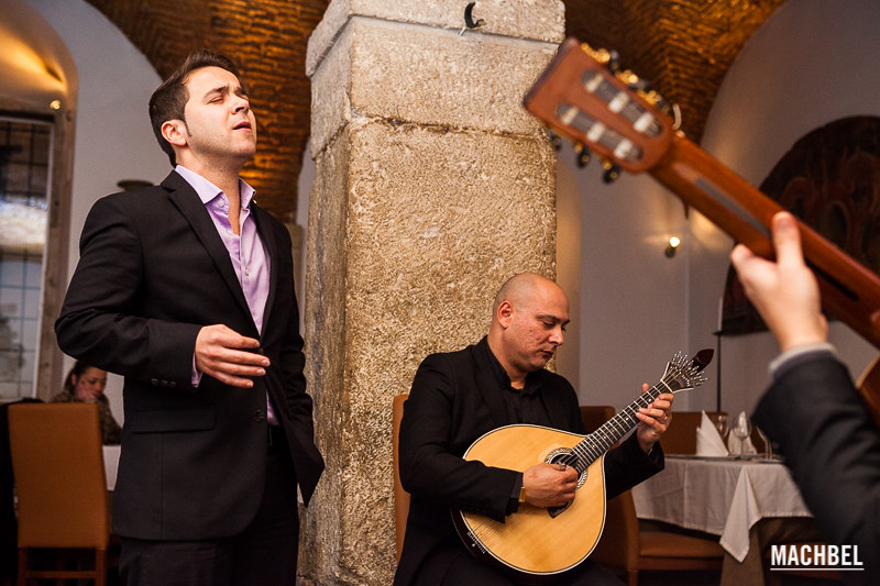 Grupo de fado composto pelo cantor e dois violões. Lisboa - Portugal