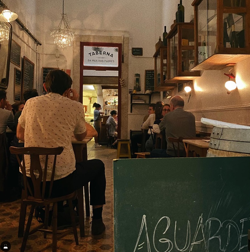 Restaurante Taberna Rua das Flores por dentro. Lisboa, Portugal