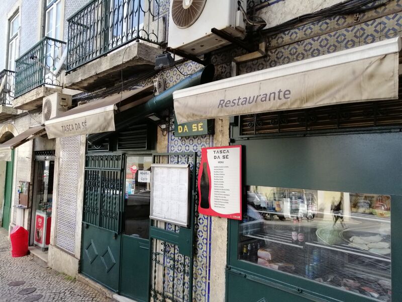 Fachada do restaurante Tasca da Sé, em Lisboa, Portugal