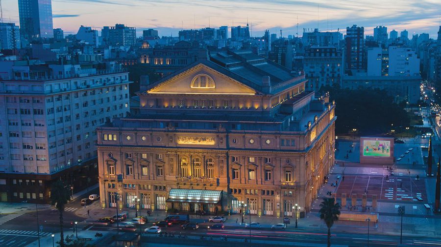 Fachada do Teatro Cólon em vista aérea durante a noite