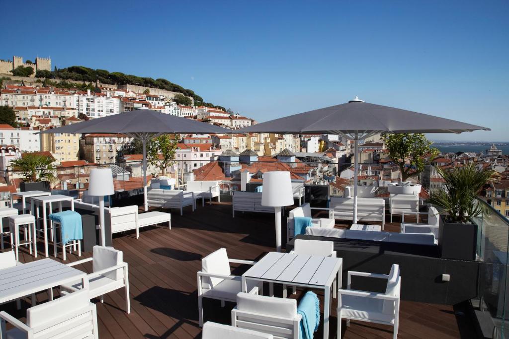 Terraço com mesas, cadeiras e guarda-sol. Hotel Mundial, Lisboa, Portugal