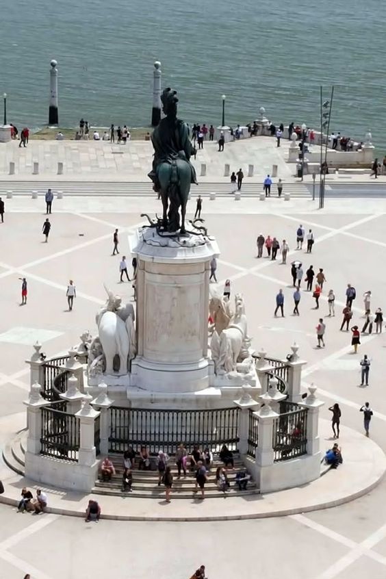 Vista de cima da estátua e das colunas do antigo Terreiro do Paço, Praça do Comércio, Lisboa, Portugal