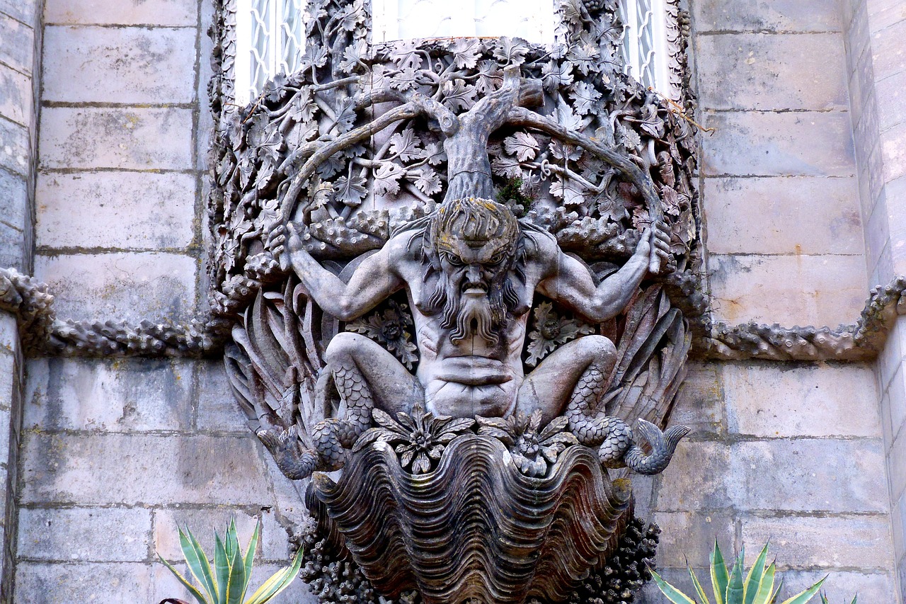 Tritão, monstro mitológico, na entrada do Palácio da Pena, em Sintra