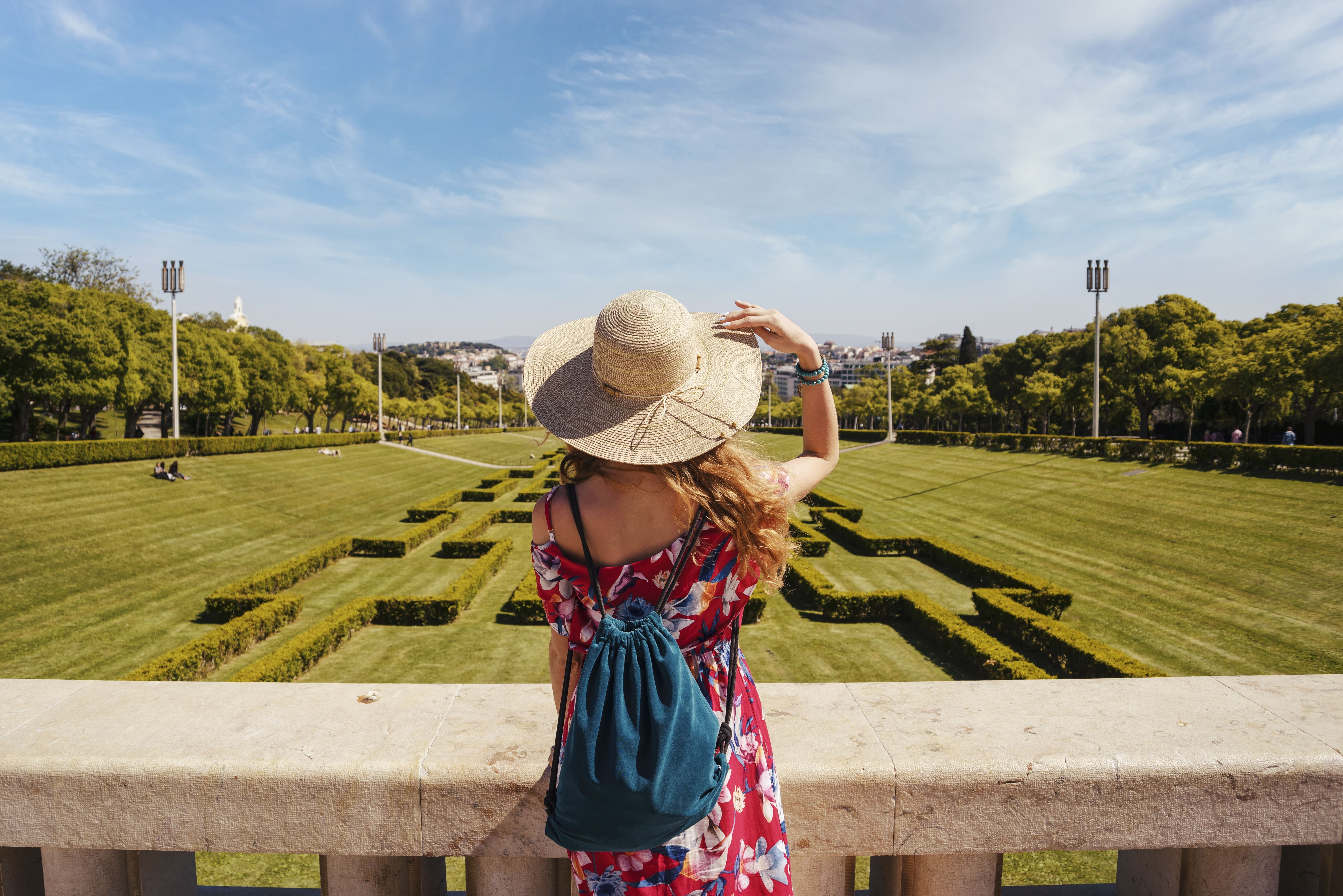 Turista no Parque Eduardo VII, em Lisboa.