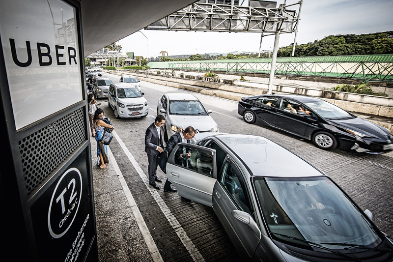 Saída do Aeroporto de Salvador com ponto de Uber.