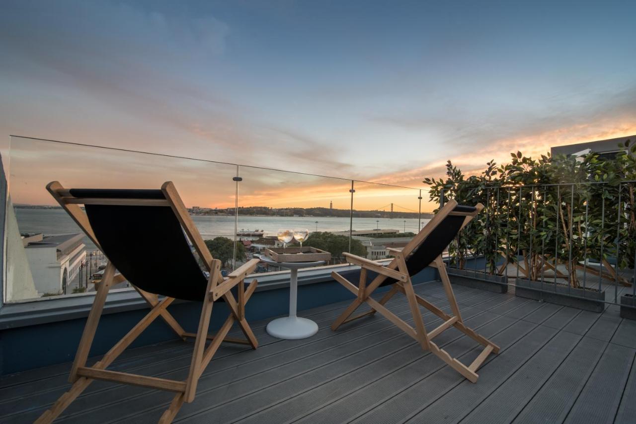 Varanda de suíte com duas cadeiras e uma mesa, vista panorâmida do hotel Lx Boutique Hotel - Lisboa - Portugal