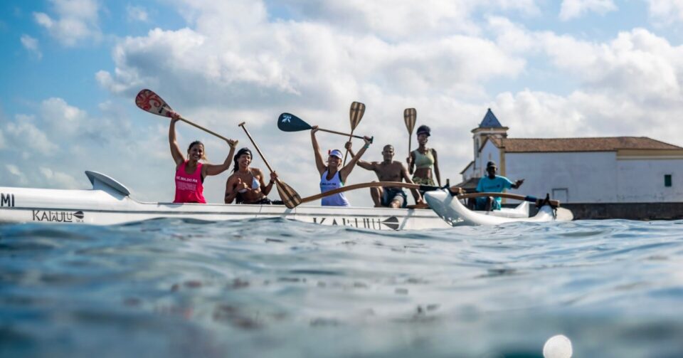 Grupo de amigas no caiaque na praia