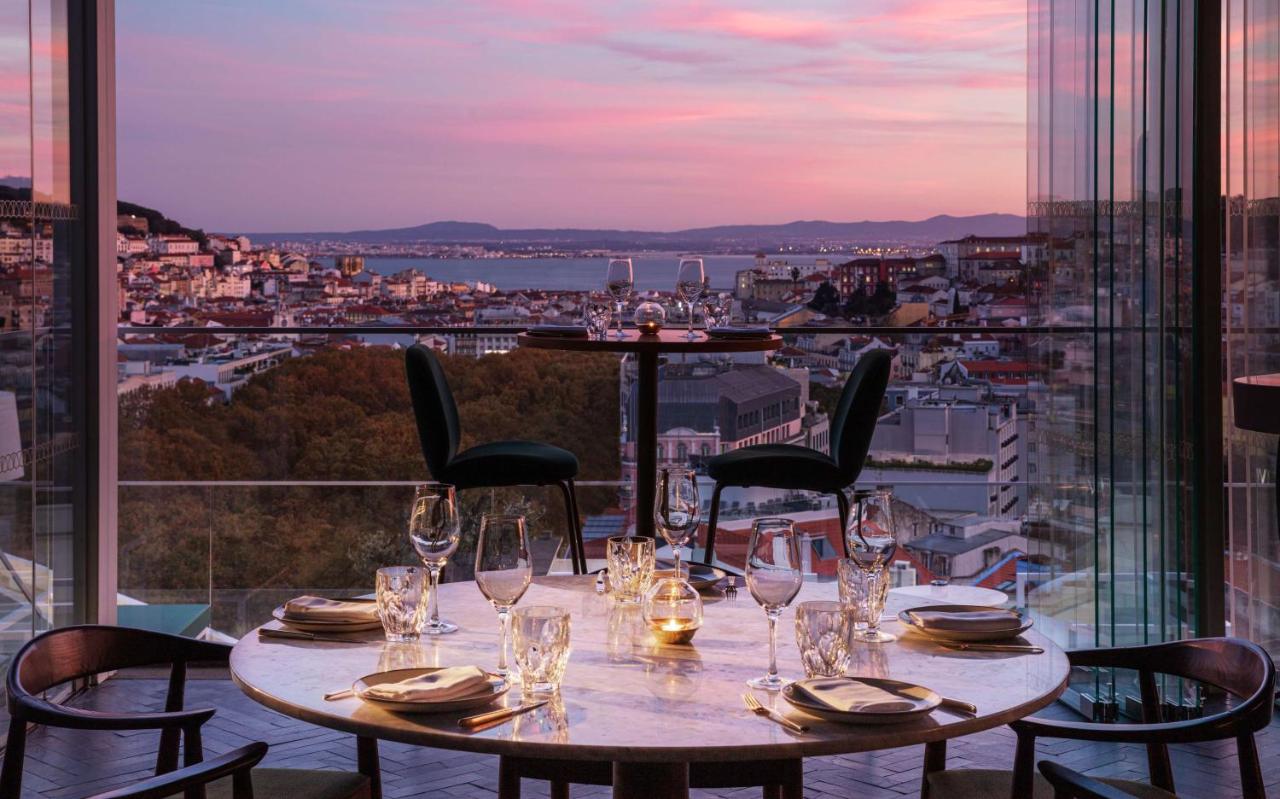 Hotel Tivoli Avenida da Liberdade, Lisboa, Portugal. Varanda com vista para ciade, mesa posta e com cadeiras.