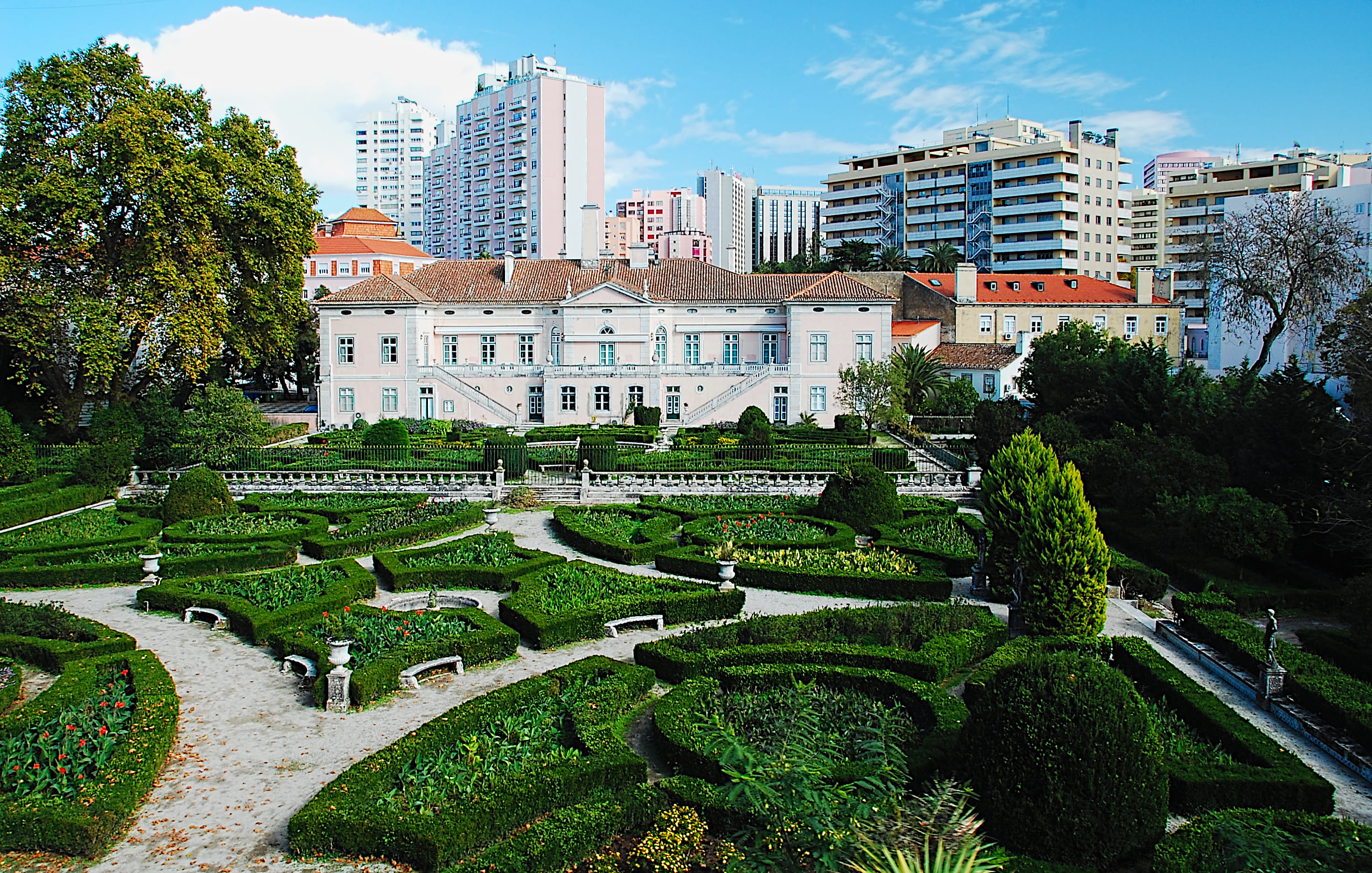 Jardim e área verde no Zoológico de Lisboa, Portugal