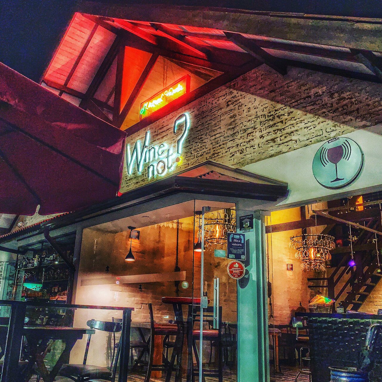 Fachada do Wine Not? Wine Bar em Monte Verde