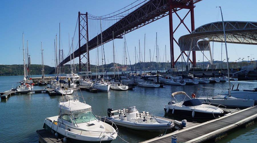 Barcos nas Docas de Santo Amaro, em Lisboa, Portugal