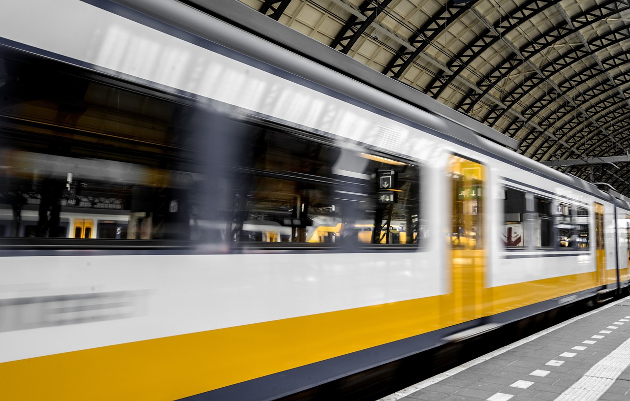 Trem entrando em velocidade em uma estação