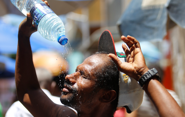 Homem se refrescando no calor