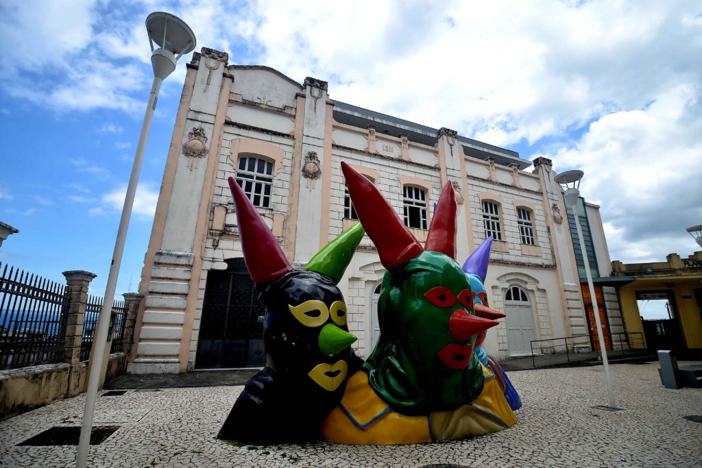 Fachada da Casa do Carnaval em Salvador com monumentos