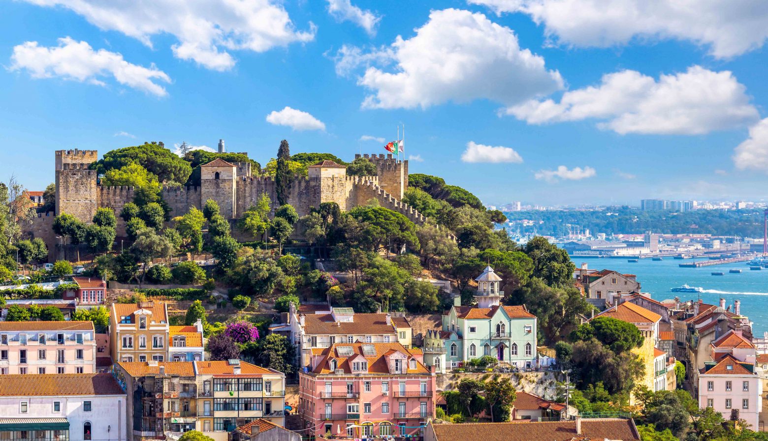 A imagem mostra o Castelo de São Jorge em Lisboa, Portugal