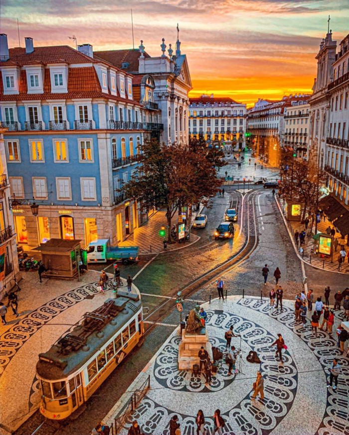 Imagem de uma Avenida Central do Bairro de Chiado em Lisboa, Portugal.