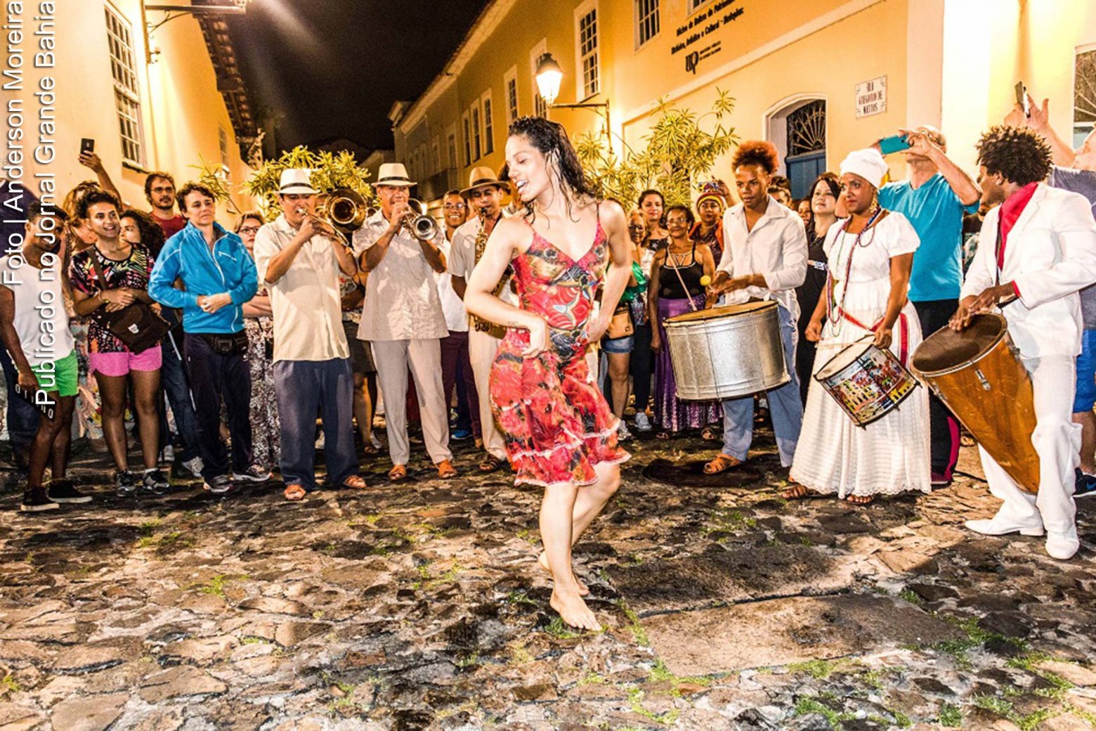 Mulher dançando em meio a roda de músicos em Salvador