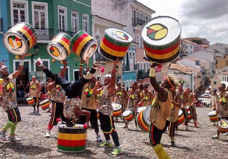 Grupo de dança e música no Pelourinho em Salvador