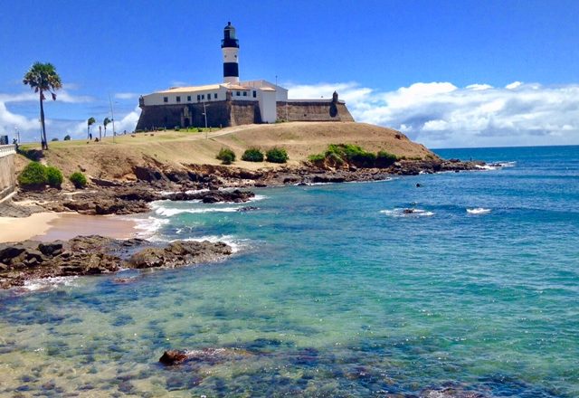 Praia do Farol da Barra com água azul cristalina em Salvador