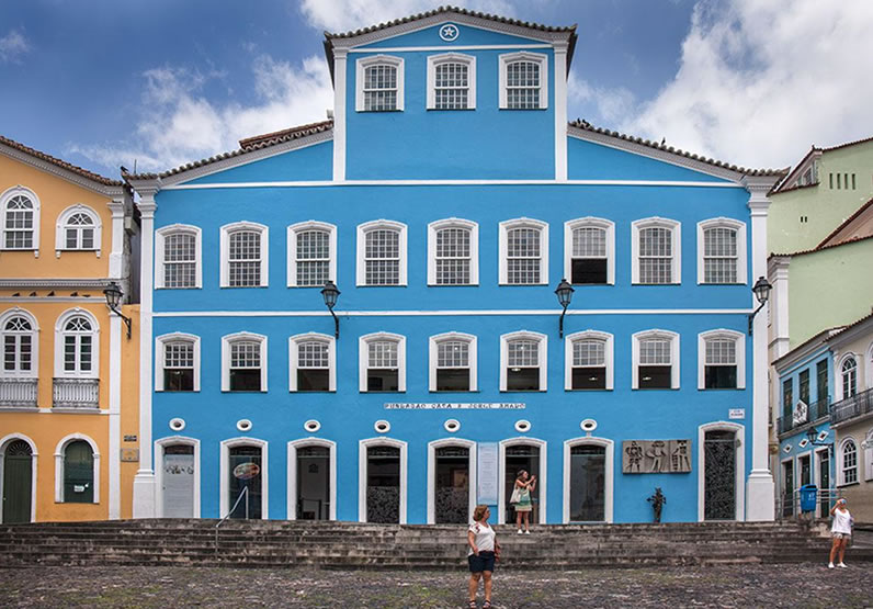 Fachada azul da Fundação Jorge Amado em Salvador