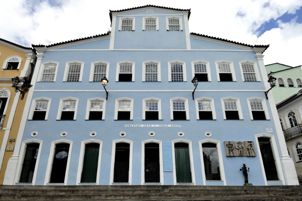 Fachada azul da Fundação Jorge Amado no Pelourinho