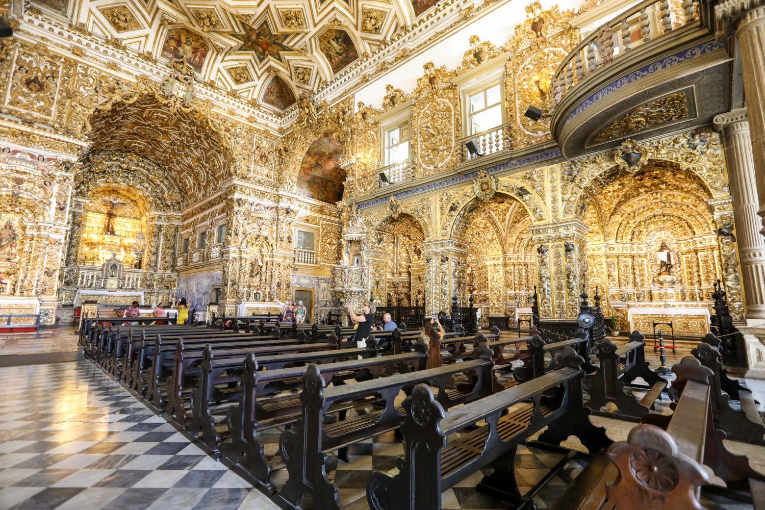 Por dentro da Igreja de São Francisco de Assis em Salvador