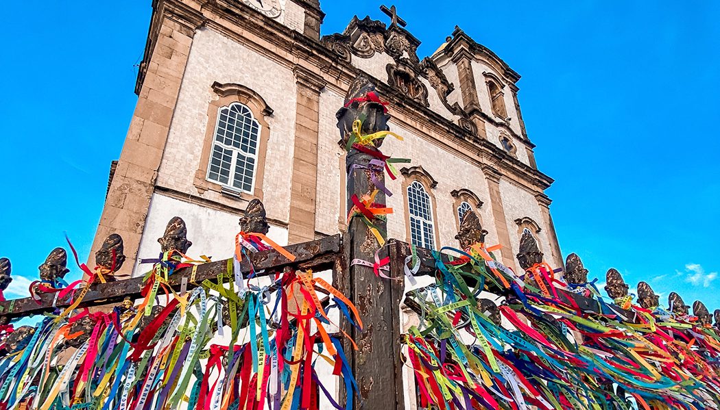 Igreja do Bonfim com fitinhas coloridas amarradas em seu entorno