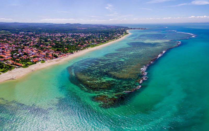 Vista aérea da Ilha de Itaparica com mar cristalino