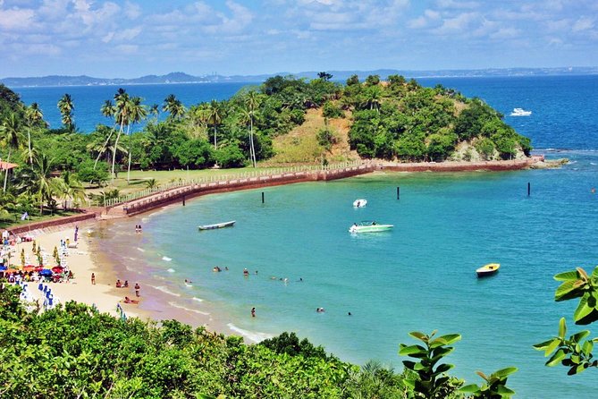 Vista do morro da Ilha dos Frades com mar azul