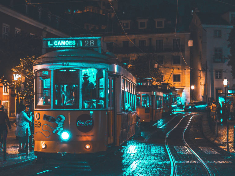 Lisboa a noite, trem andando na rua