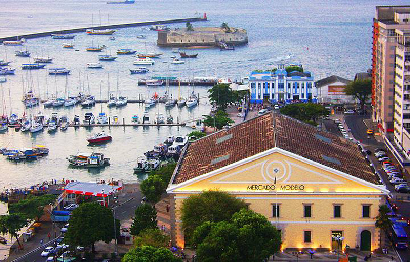 Vista de cima do mercado modelo em meio a Baía de Todos os Santos