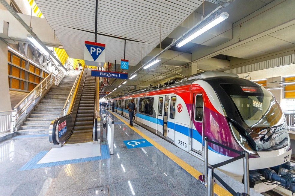 Metrô parado na plataforma em Salvador