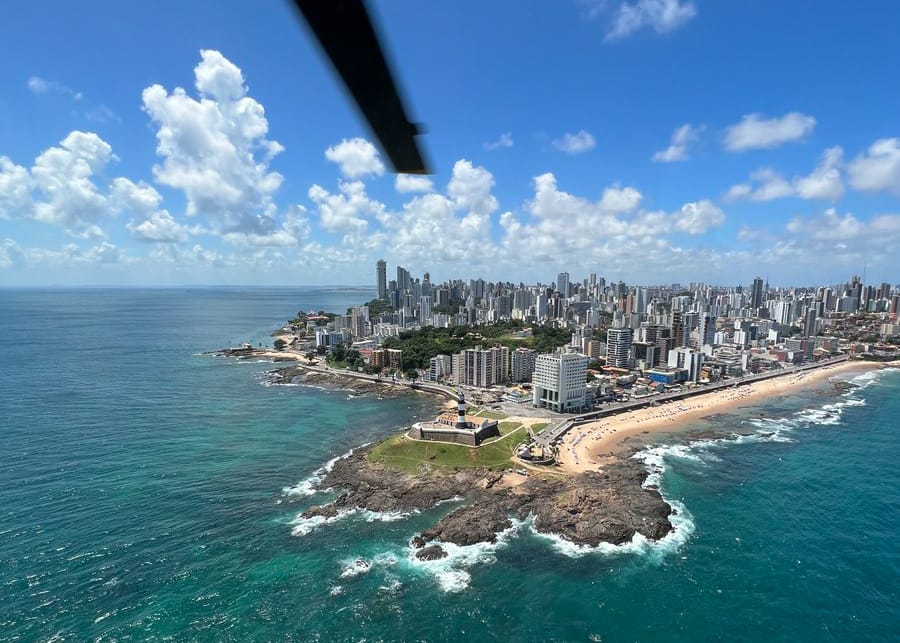 Vista do Farol da Barra durante voo de helicóptero