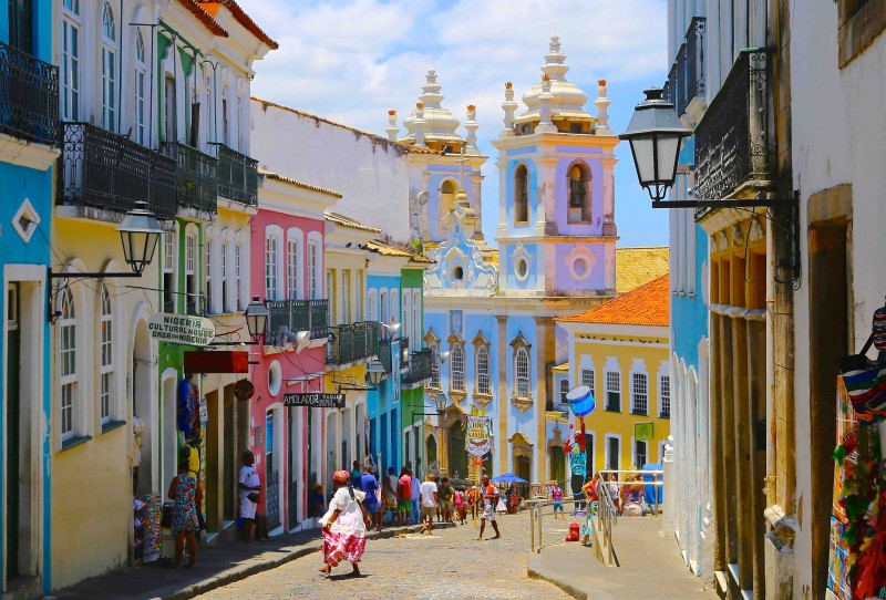 Ladeira do Pelourinho em Salvador com casas coloridas