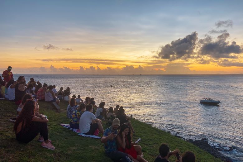 Pôr do sol no Farol da Barra em Salvador