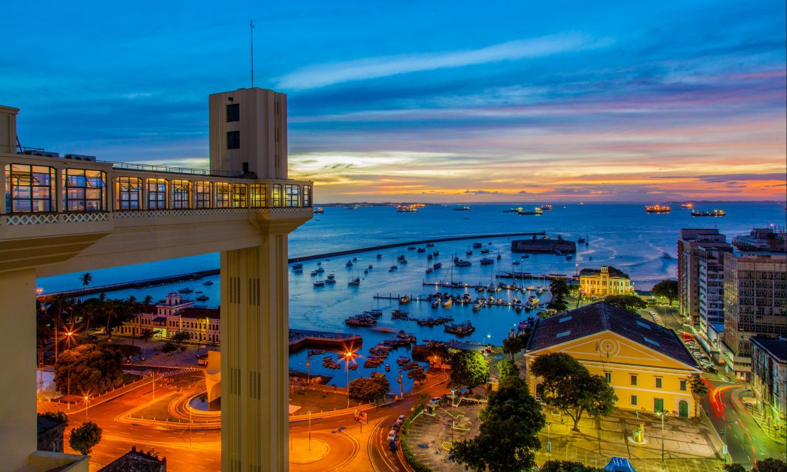 Pôr do sol visto do Elevador Lacerda, de frente a Baia de Todos os Santos em Salvador, Bahia