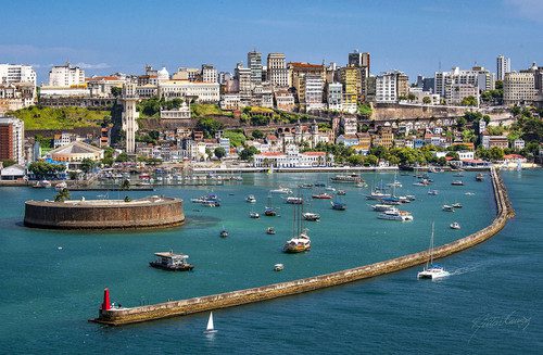 Baía de Todos os Santos com barcos navegando em Salvador