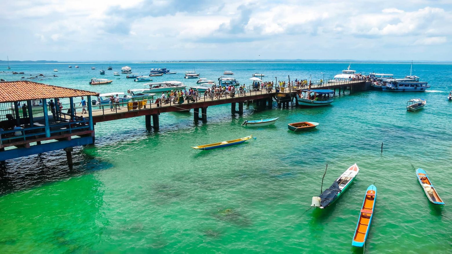 Vista aérea do porto de Morro de São Paulo, com pessoas desembarcando