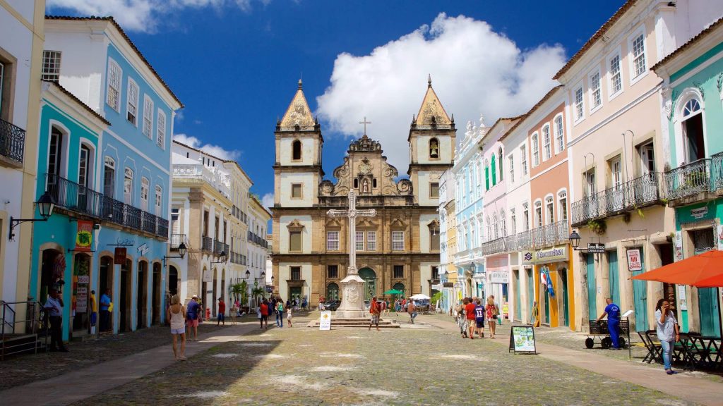 Praça do Pelourinho com igreja ao fundo, e prédios coloridos ao redor - Salvador - Bahia