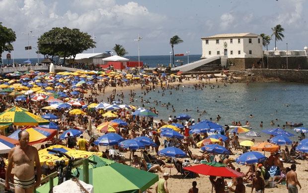 Praia do Porto da Barra cheia no verão