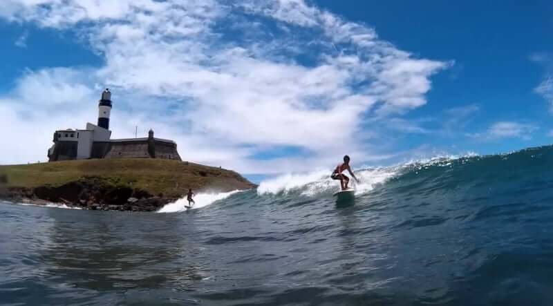 Surf na Praia do Farol da Barra em Salvador