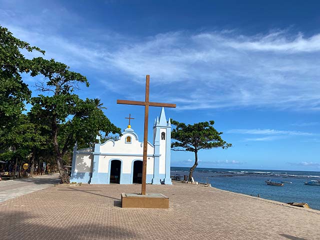 Igreja da Praia do Forte em Salvador com o mar ao lado