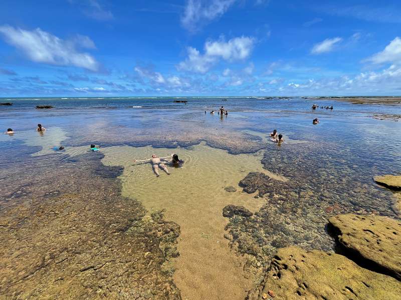 Piscinas naturais em meio ao mar na Praia do Forte em Salvador