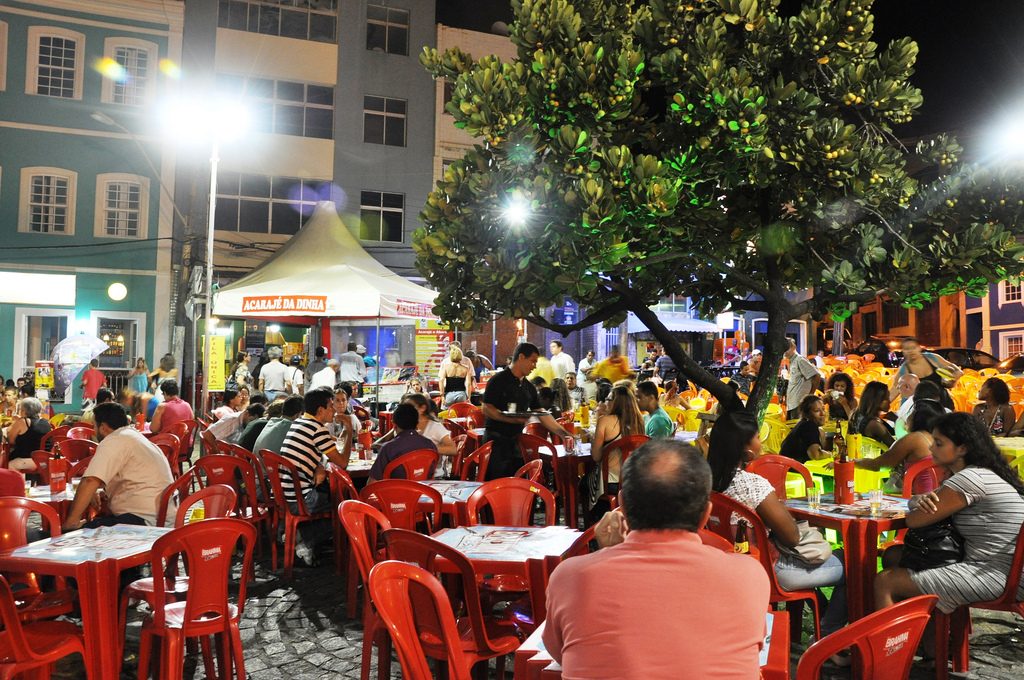 Pracinha com botecos e mesas na calçada no Rio Vermelho em Salvador