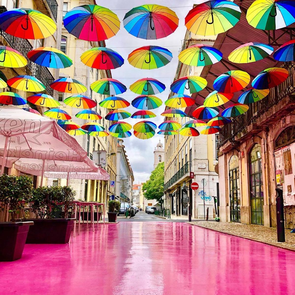 Rua Rosa em Lisboa, guarda-chuvas coloridos pendurados em uma rua de Lisboa, Portugal