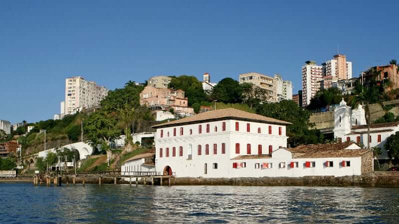 Museu de Arte Moderna da Bahia visto do mar, localizado em Salvador, na Bahia. 