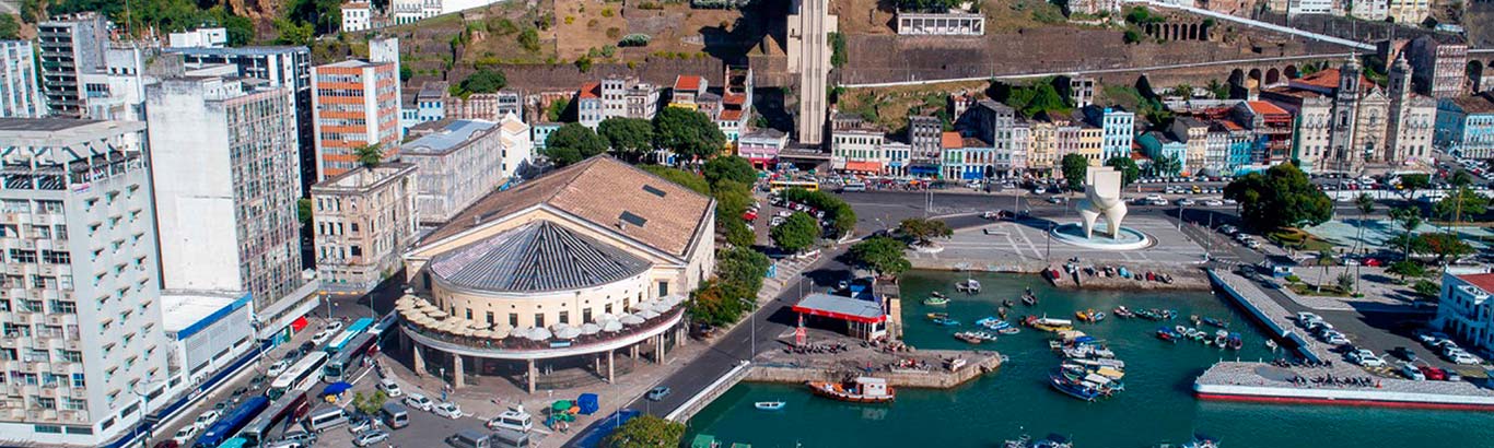 Vista aérea do terminal marítimo de Salvador, com vista ao Elevador Lacerda