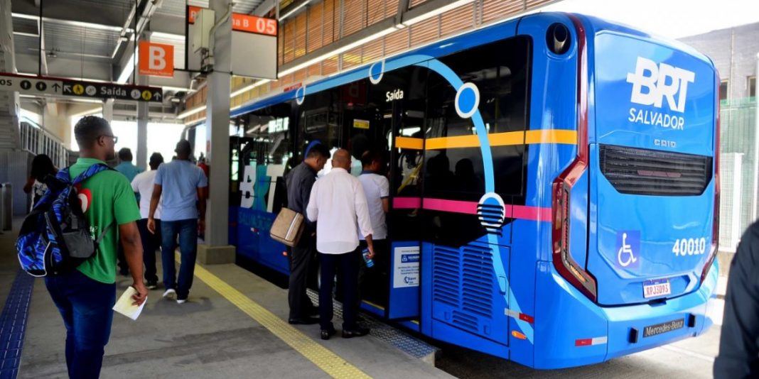 Pessoas entrando no ônibus público no terminal de Salvador