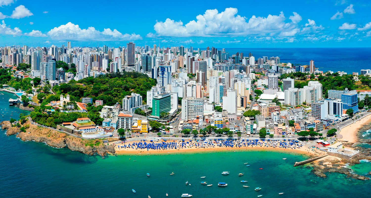 Vista aérea da cidade de Salvador com foco na Barra.