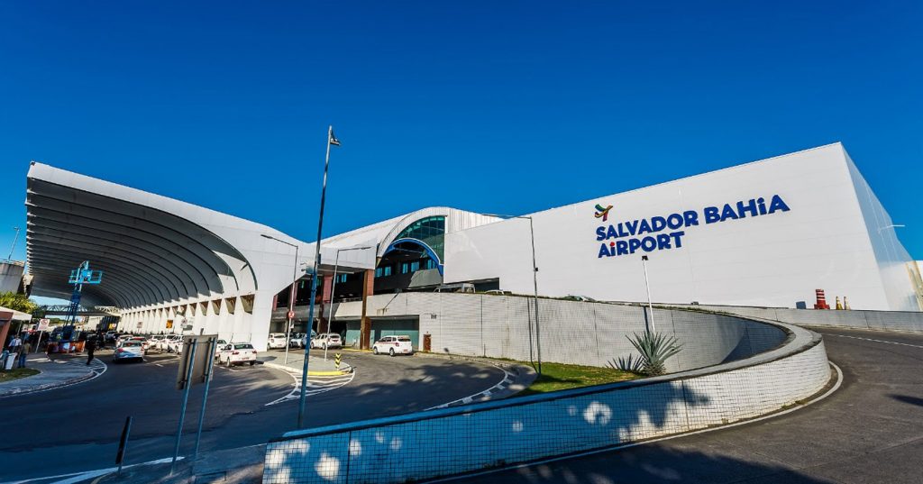 Foto do Aeroporto de Salvador mostrando a entrada do local.